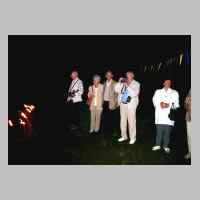 080-2376 19. Treffen vom 3.-5. September 2004 in Loehne - Die einen singen oder schauen nachdenklich in die Flammen, und Otto fotografiert.JPG